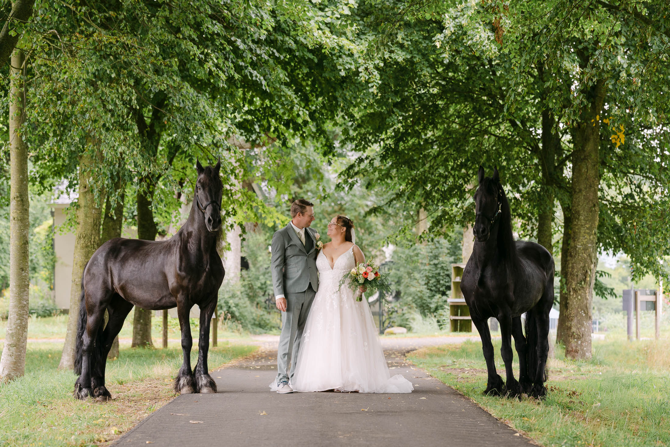 Bruidspaar met twee Friese paarden