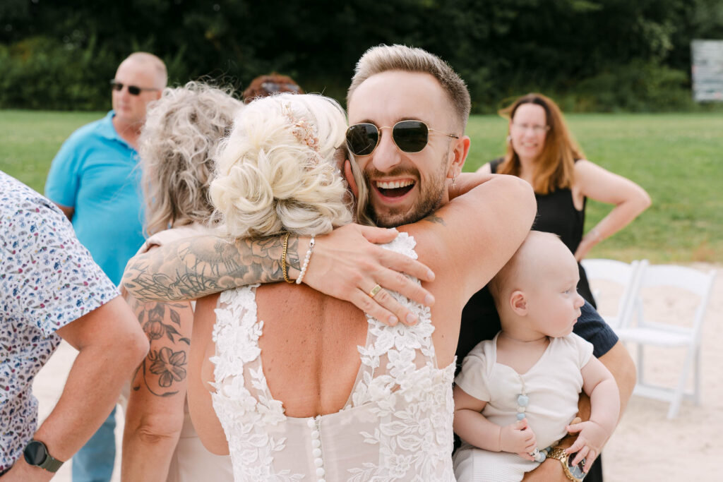 man feliciteert bruid met baby