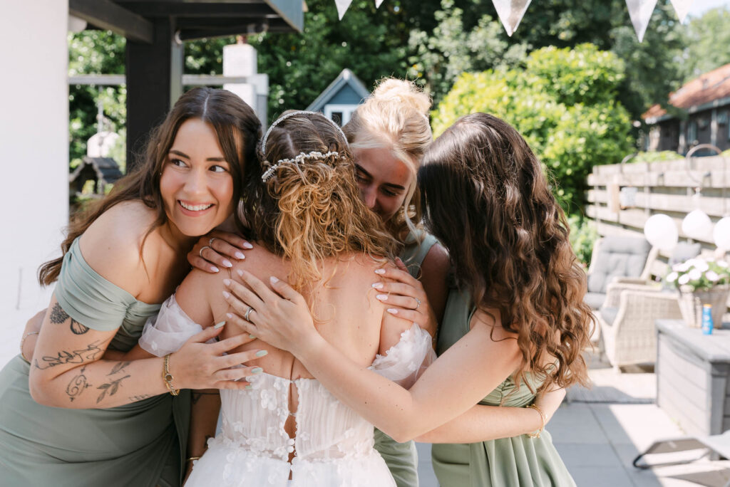 Bruid met bruidsmeisjes