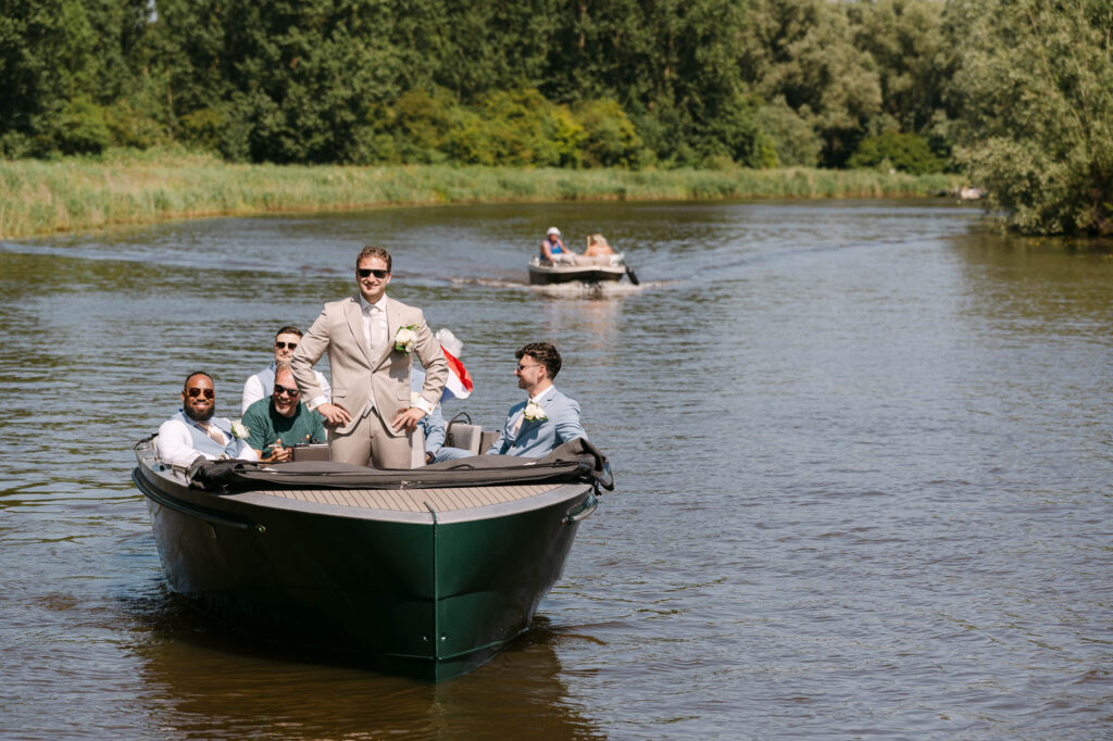 Aankomst bruidegom op boot