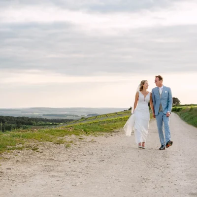 Bruidspaar op voetpad