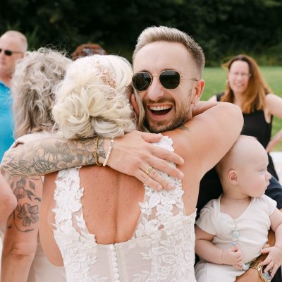 man feliciteert bruid met baby